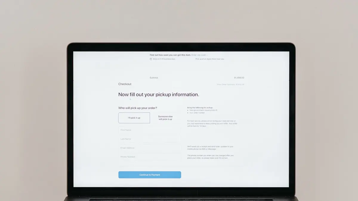 Boutique en ligne Shopify affichée sur un ordinateur portable, interface colorée et tableau de bord de gestion.
