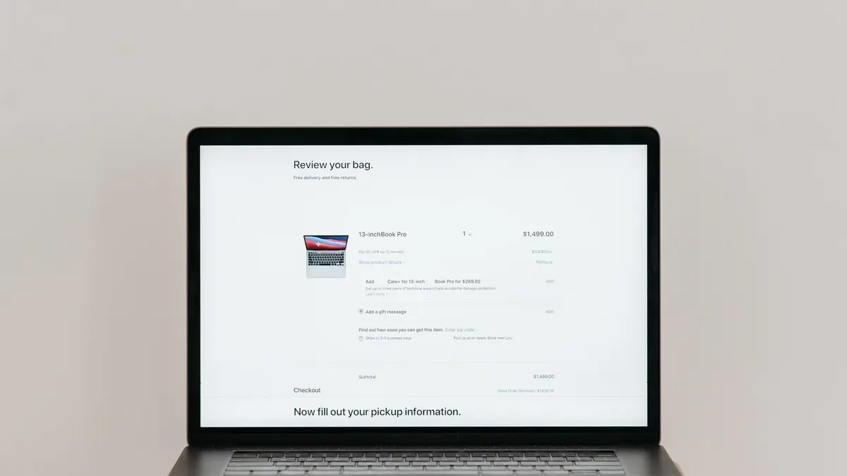 Tunnel de paiement sur smartphone avec option achat invité et bouton de commande bien visible.