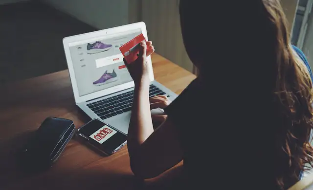 Écran e-commerce observé pendant une étape de travail