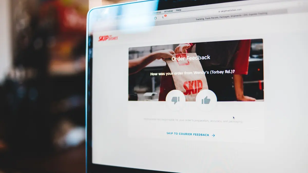 Formulaire de commande e-commerce raccourci sur smartphone, champs réduits et paiement simplifié